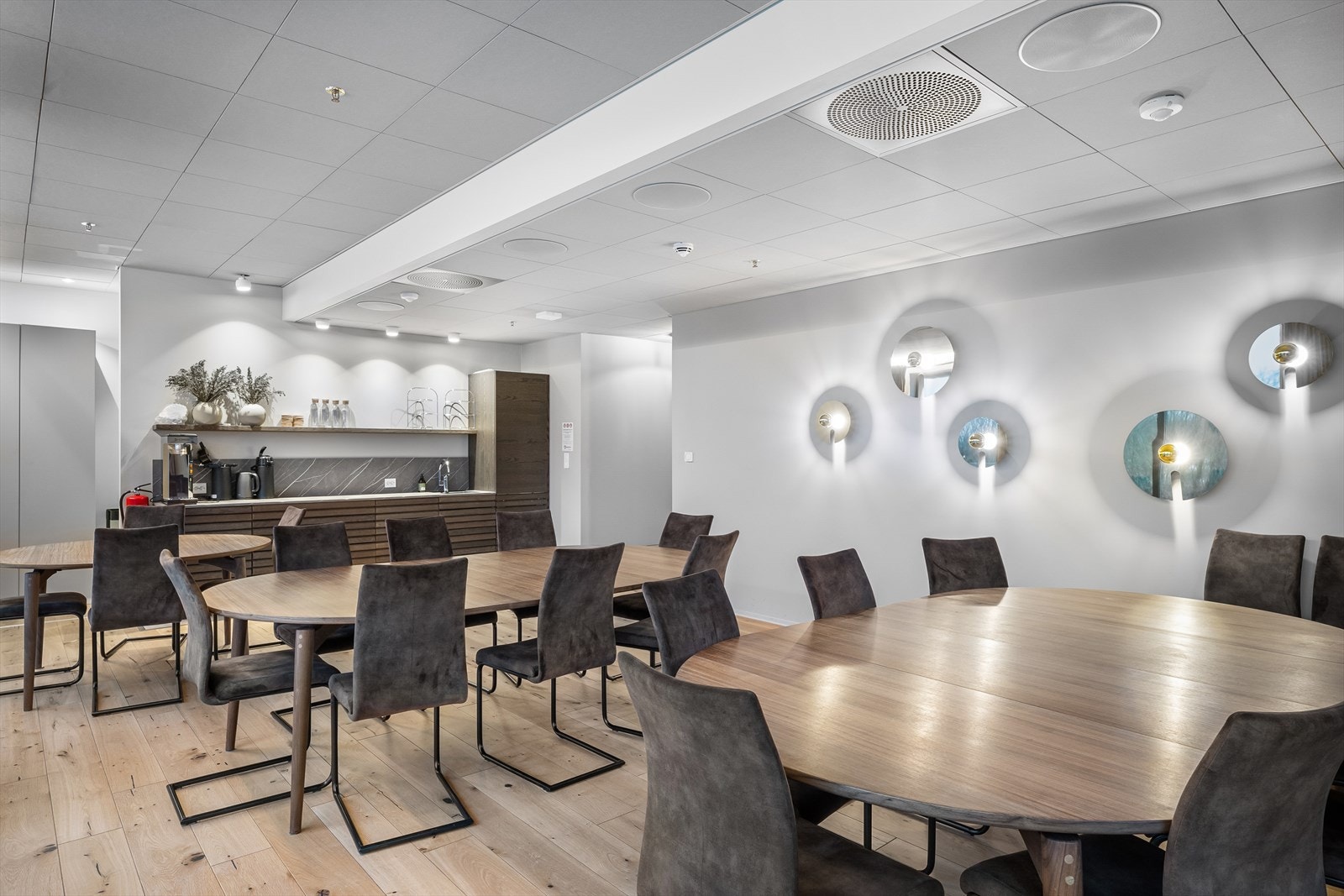 Selskapslokale med eget kjøkken og toalett. Perfekt om du vil ha rund dag eller konfirmasjon eller andre begivenheter. Også her nyter du utsikt og naturlig lys. Galleribilde