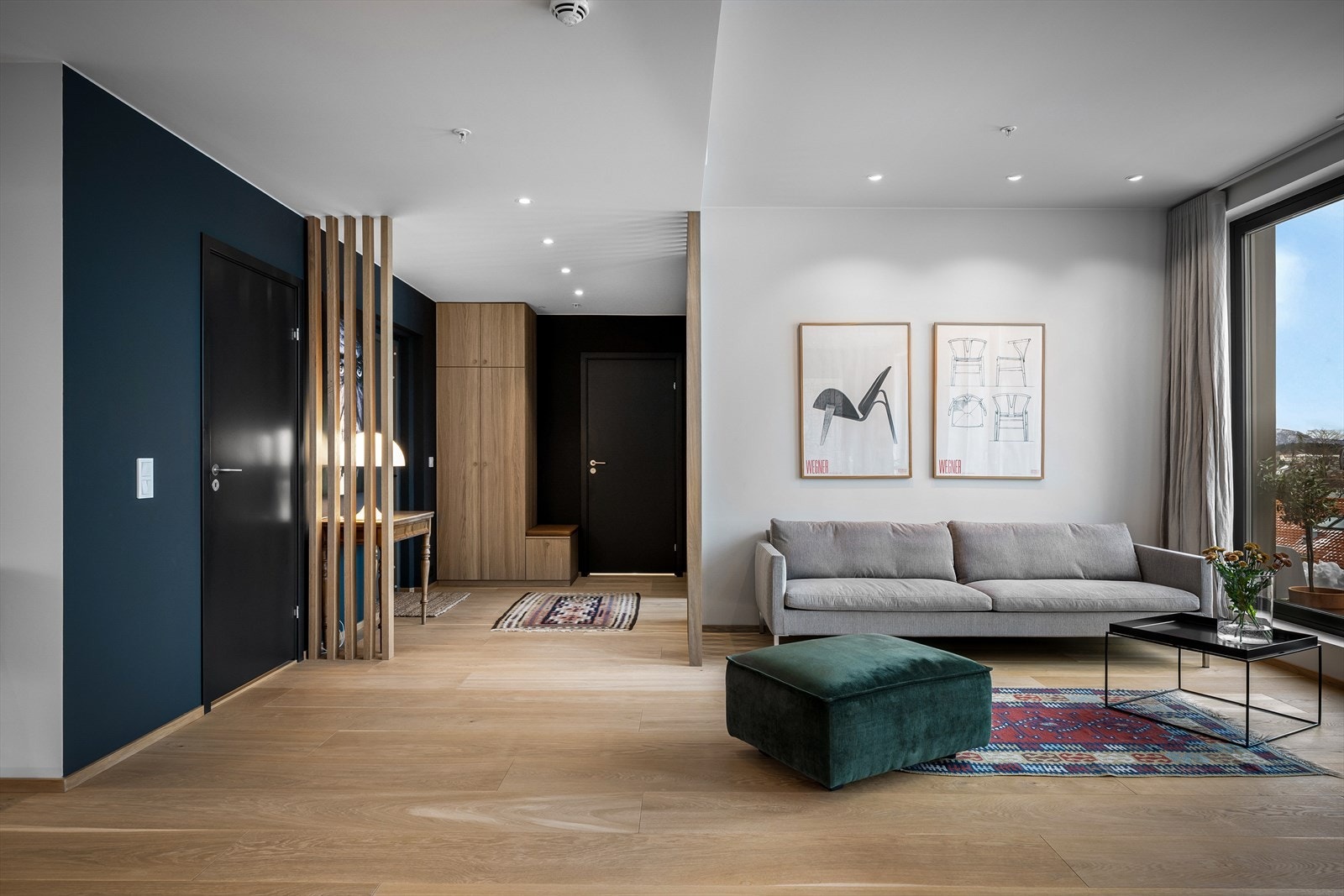 Fra entre/gang har du direkte tilgang til bad, soverom og vaskerom. Stuen til høyre i bilde kan bli soverom nr. 3 om du har behov. Galleribilde