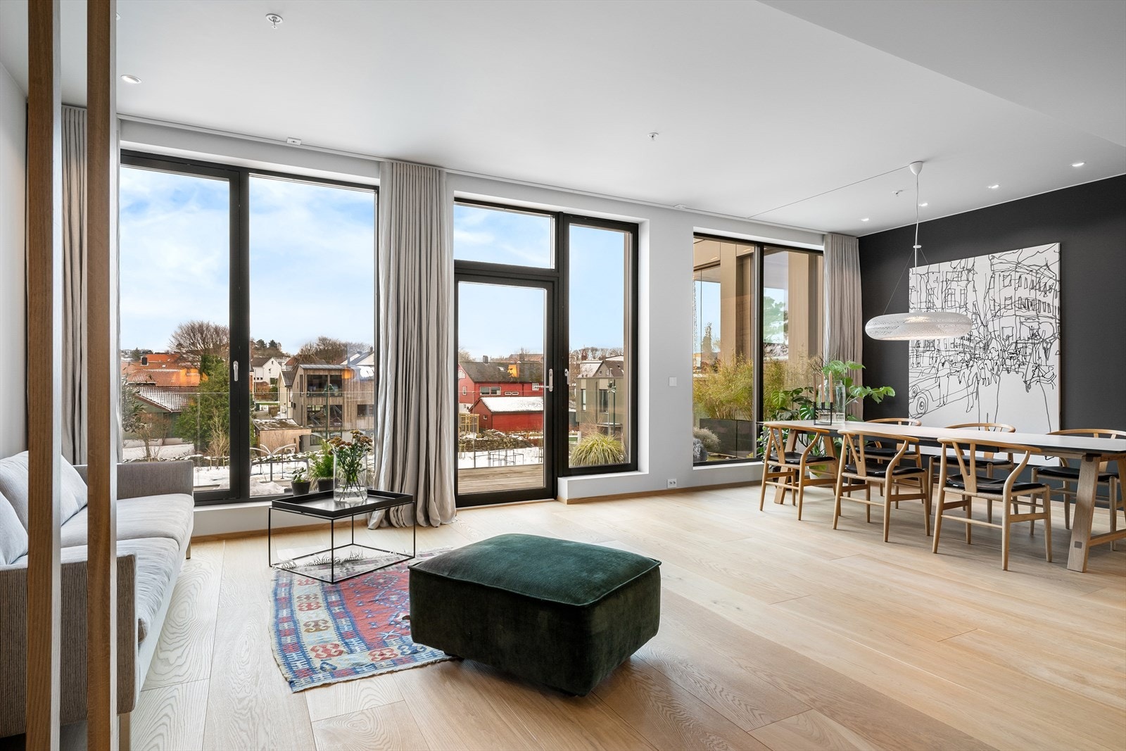 Potensielt soverom nr. 3 om du vil - i dag en fin lounge sone. Rikelig med plass til langt spisebord. Direkte tilgang ut på stor balkong på ca 26 kvm med utsikt til Ullandhaugtårnet. Galleribilde