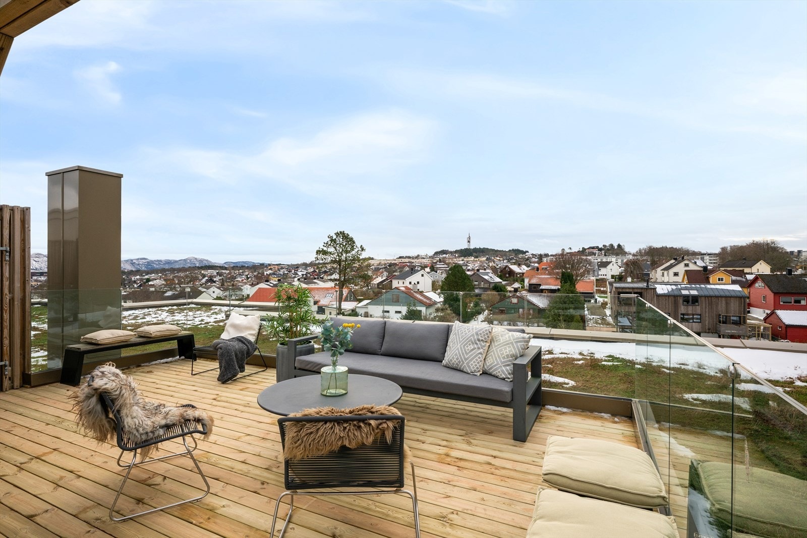 Utsikten er vidstrakt og med Ullandhaugtårnet og Dalsnuten motsatt fra Mosvannet. Åpent og fritt. Strålende solforhold. Glassrekkverk lar deg også nyte utsikten sittende eller liggende i solseng. Galleribilde