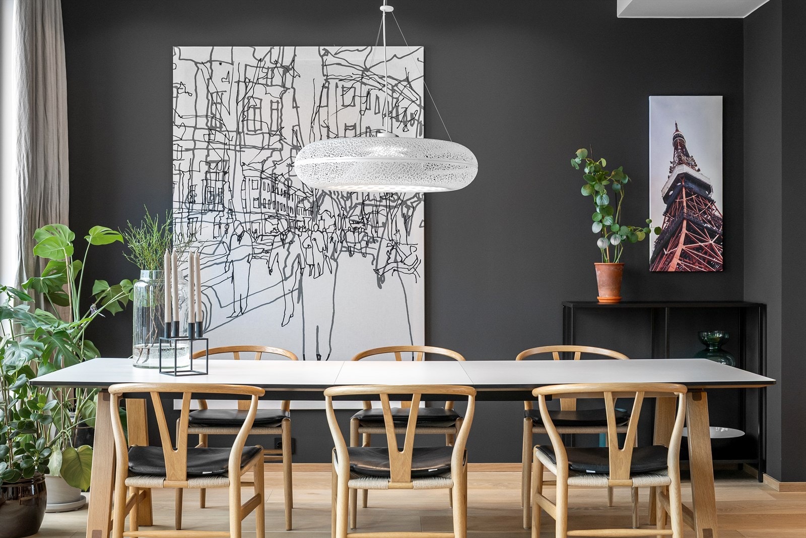 En sone for enhver anledning. Den åpne stue- og kjøkkenløsningen er både sosial og elegant, og gjør det enkelt å definere egne soner uten å miste den helhetlige, eksklusive, lune følelsen. Langbord til høytid om du vil. Galleribilde