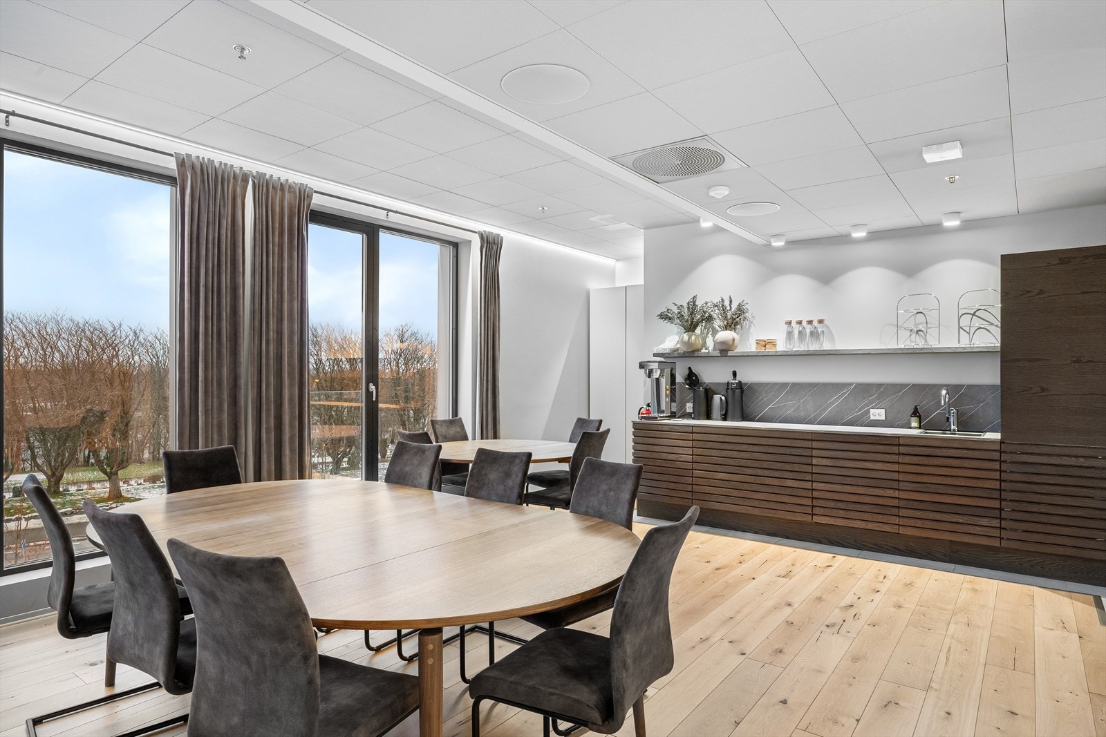 Selskapslokale med eget kjøkken og toalett. Perfekt om du vil ha rund dag eller konfirmasjon eller andre begivenheter. Også her nyter du utsikt og naturlig lys. Galleribilde