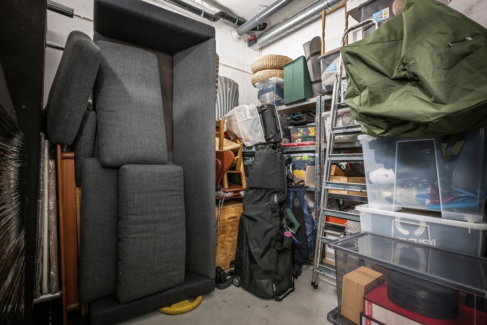 Svær bod i 1. etg i tillegg til bod på takterrassen og god lagring i leiligheten. Tørr og fin lagring. Galleribilde