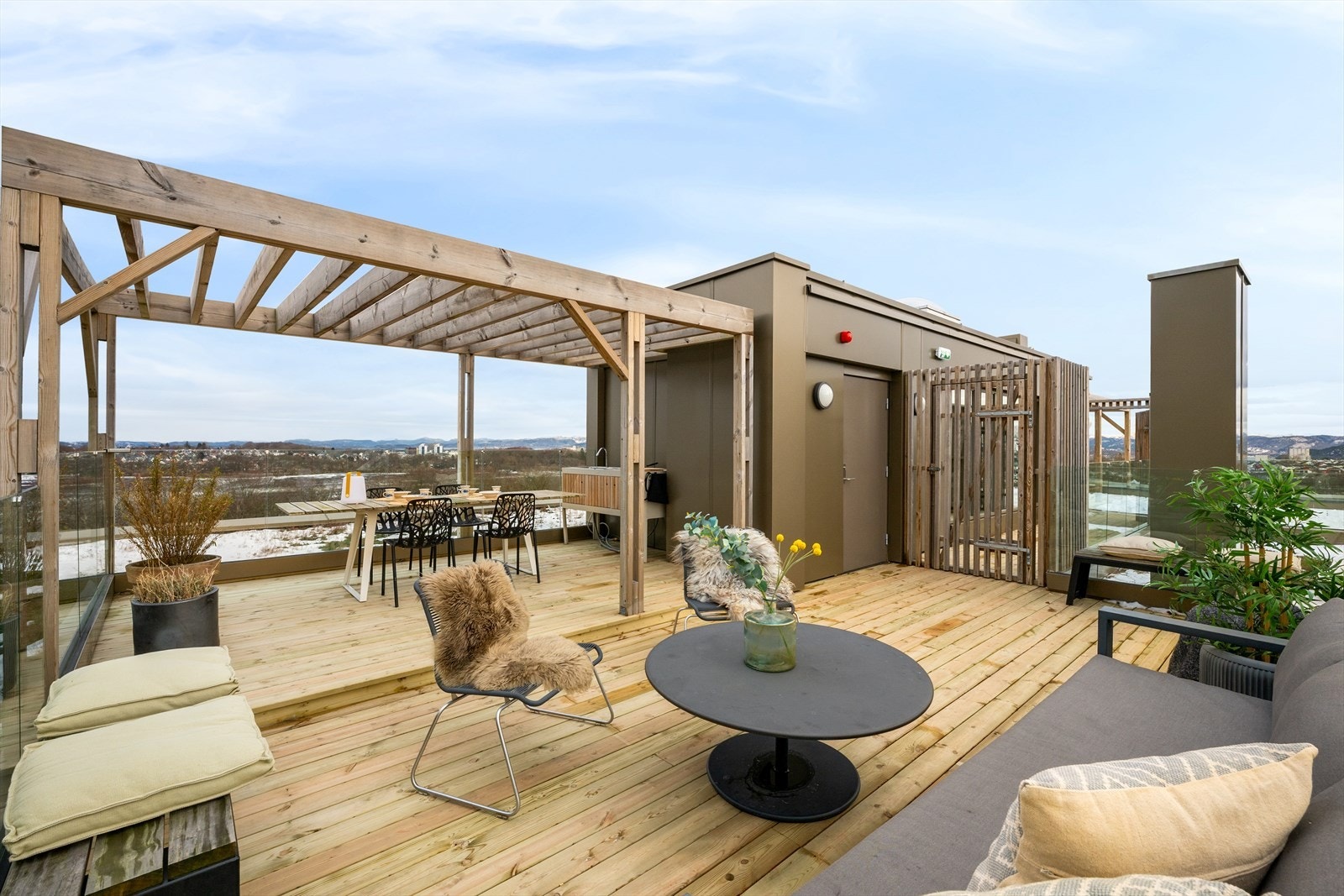 Takterrassen er kronen på verket. Et uterom du gleder deg til å bruke. Her nyter du fine dager sammen med venner og familie - for du kan invitere alle. Rikelig med plass til flere soner møblering. Utekjøkken for praktisk tilordning. Galleribilde