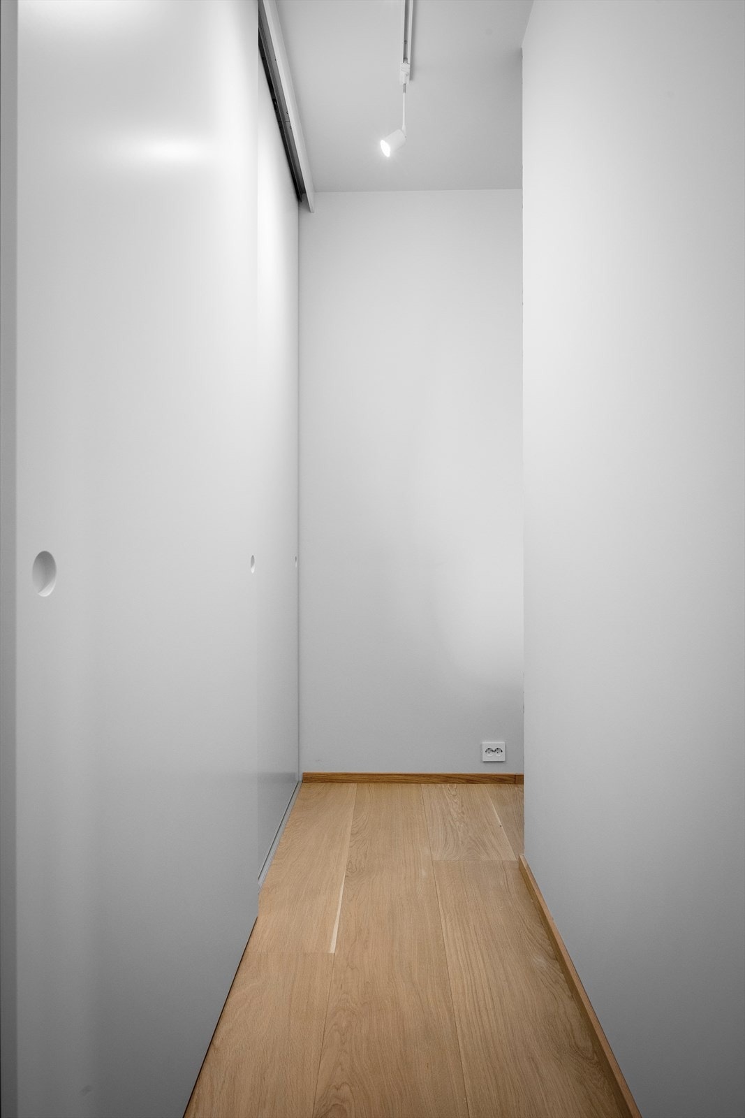 Rikelig med garderobeplass med pax innredning bak Vågane viste skyvedører. God belysning. Galleribilde