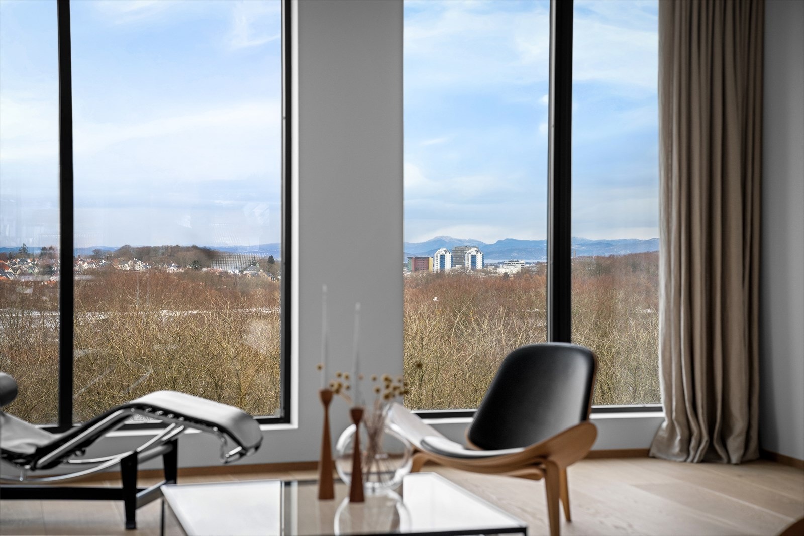 Utsikt helt til Ryfylke. Uforstyrret utsikt, uten innsyn. En sjeldenhet i leilighetskategorien. Galleribilde