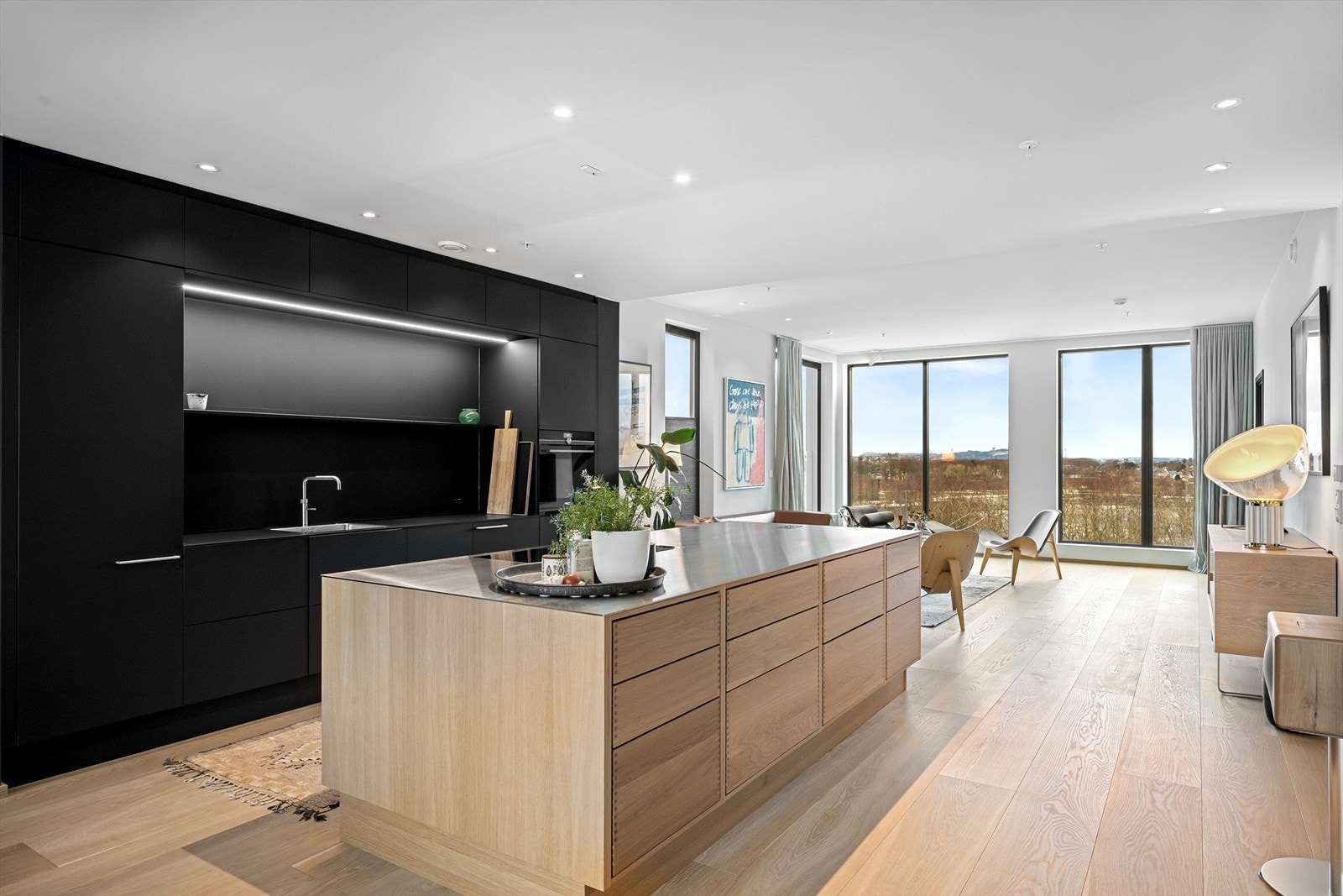 På tross av vinduer på 3 sider gir en gjennomtenkt vindusbruk likevel god veggplass for møblering. Galleribilde