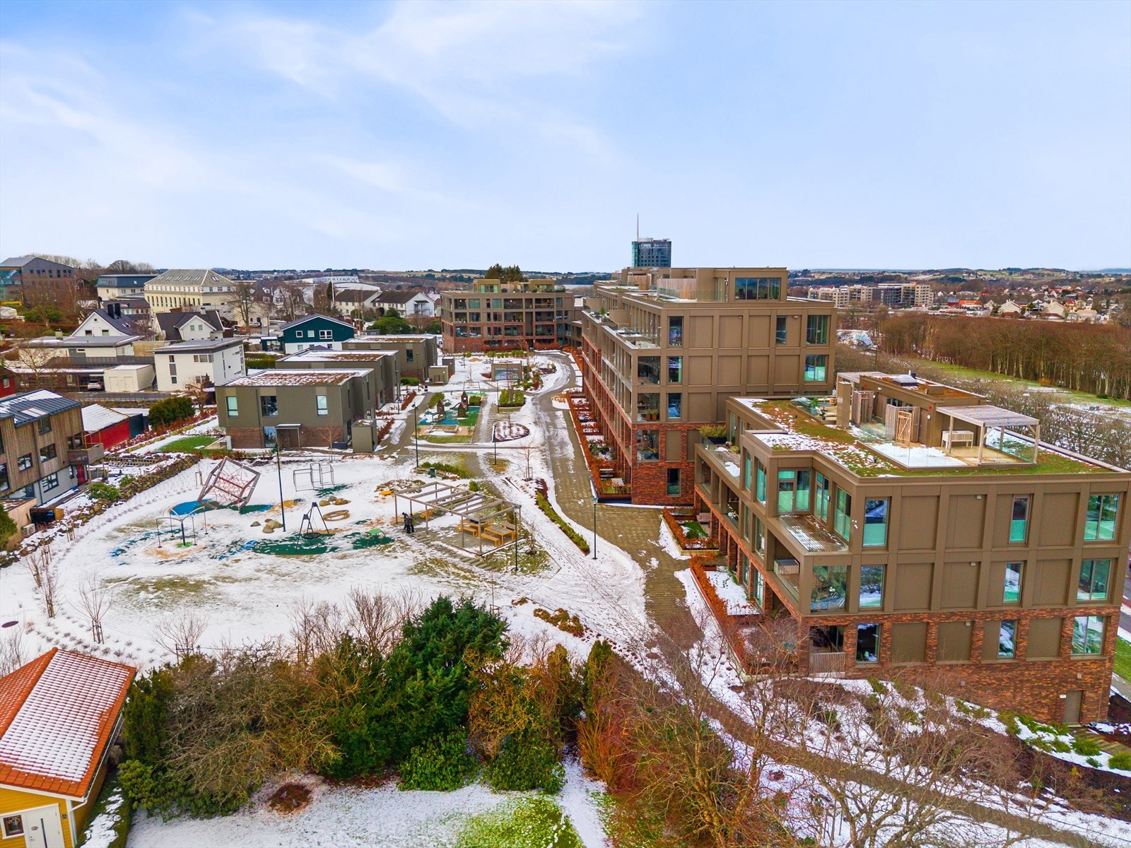 Et helhetlig og nydelig tun med noen få hagehus, store områder for avslapning, lek og moro. Galleribilde