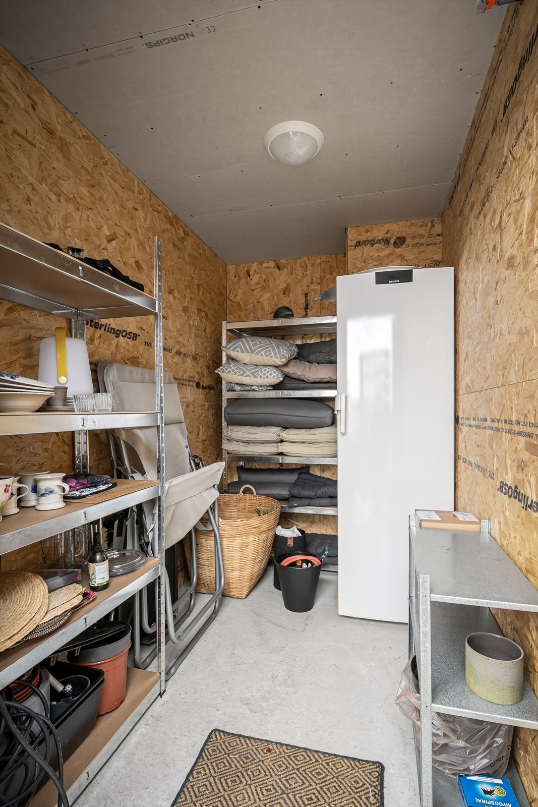 Isolert bod på takterrassen kan du ha kjøleskap for mat og drikke, i tillegg til å trygt lagre alt av puter og utstyr. Galleribilde