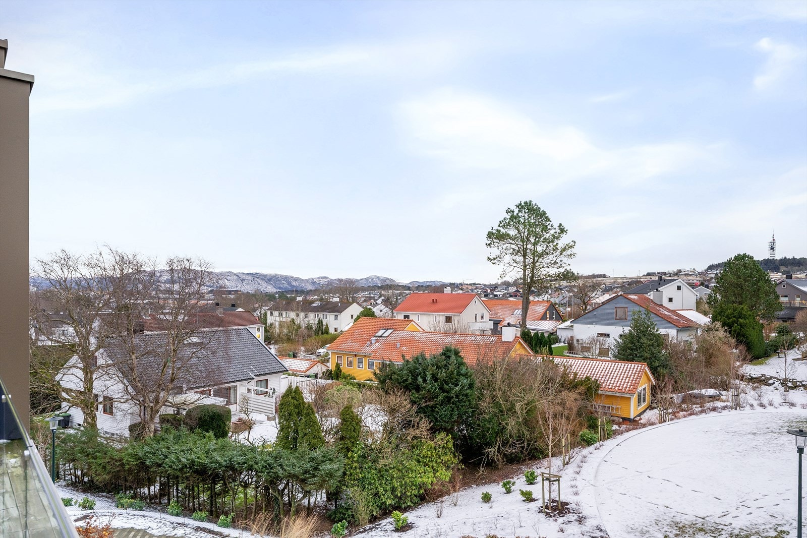 Nyt utsikten over grønne lunger, fjellene mot Dalsnuten, bebyggelsen og helt til Ullandhaugtårnet. Strålende solforhold og lunt. Galleribilde