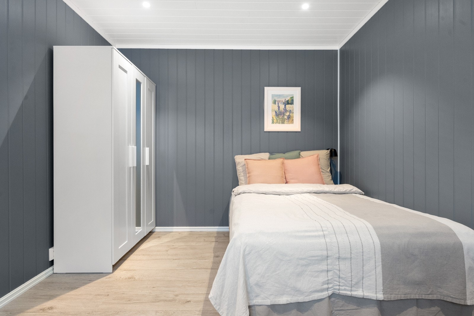 Boligen har tre romslige og rolige soverom, alle med et moderne uttrykk og gode møbleringsmuligheter Galleribilde