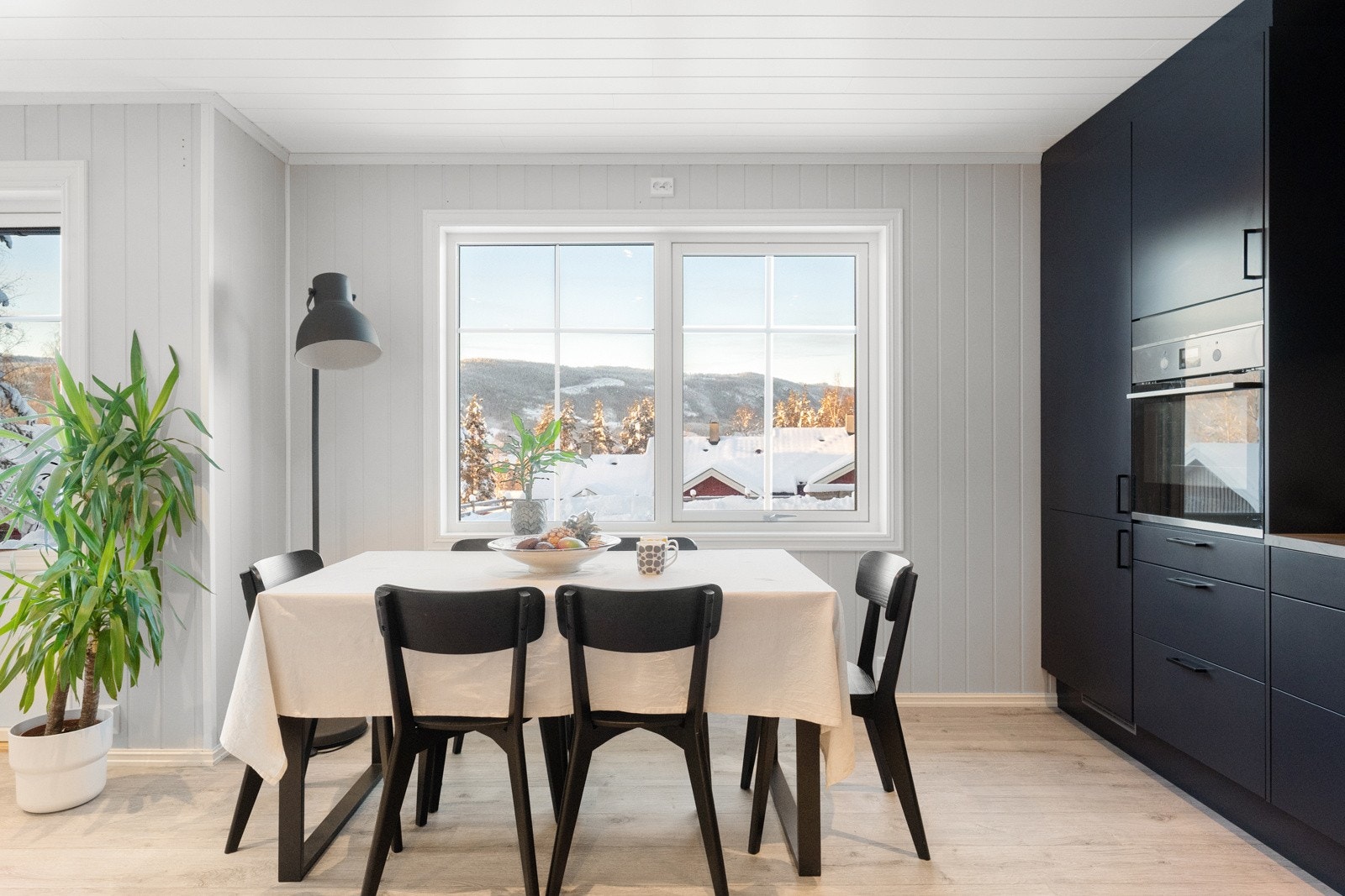 Hyggelig spiseplass ved kjøkkenvinduet Galleribilde