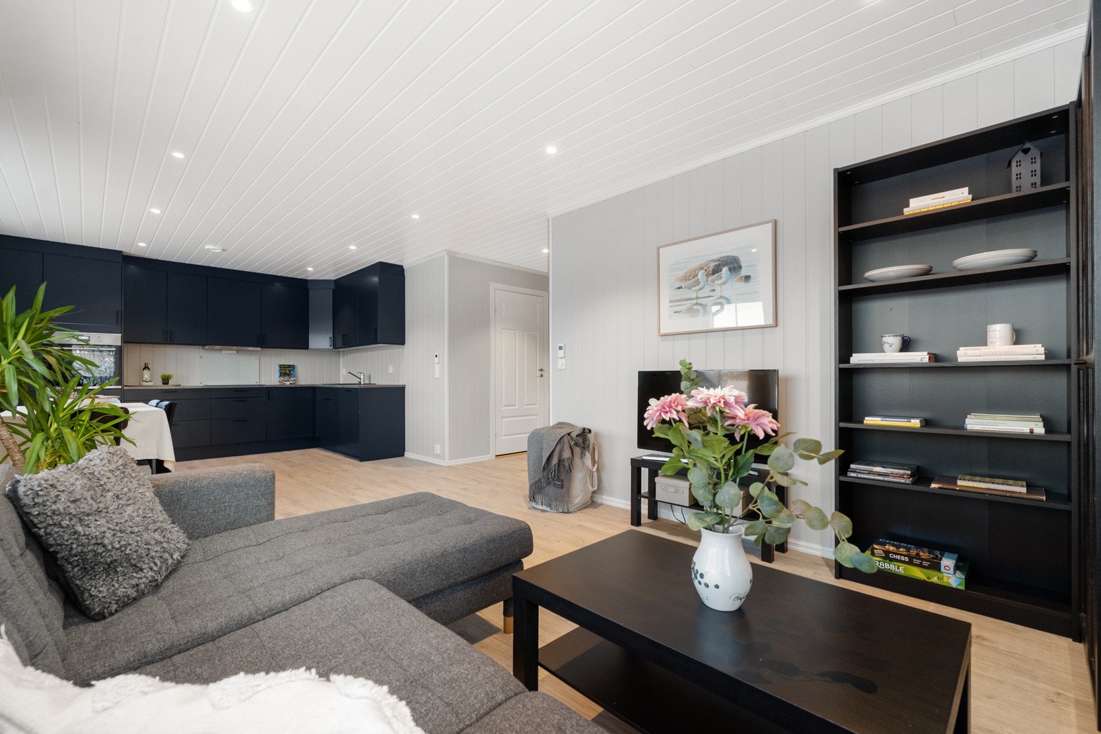 Rommet inviterer til trivsel og samvær, og planløsningen gir svært gode innredningsmuligheter med naturlige soner for sofagruppe, mediemøbler og spiseplass Galleribilde