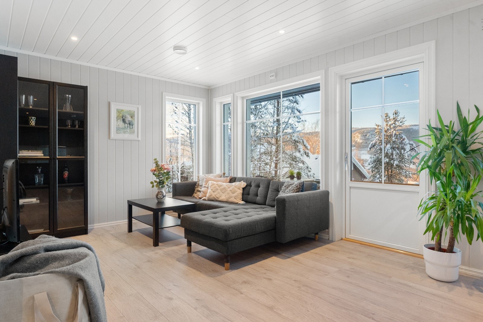 Fra stuen er det direkte utgang til terrasse, som fungerer som en naturlig forlengelse av oppholdsrommet i sommerhalvåret Galleribilde