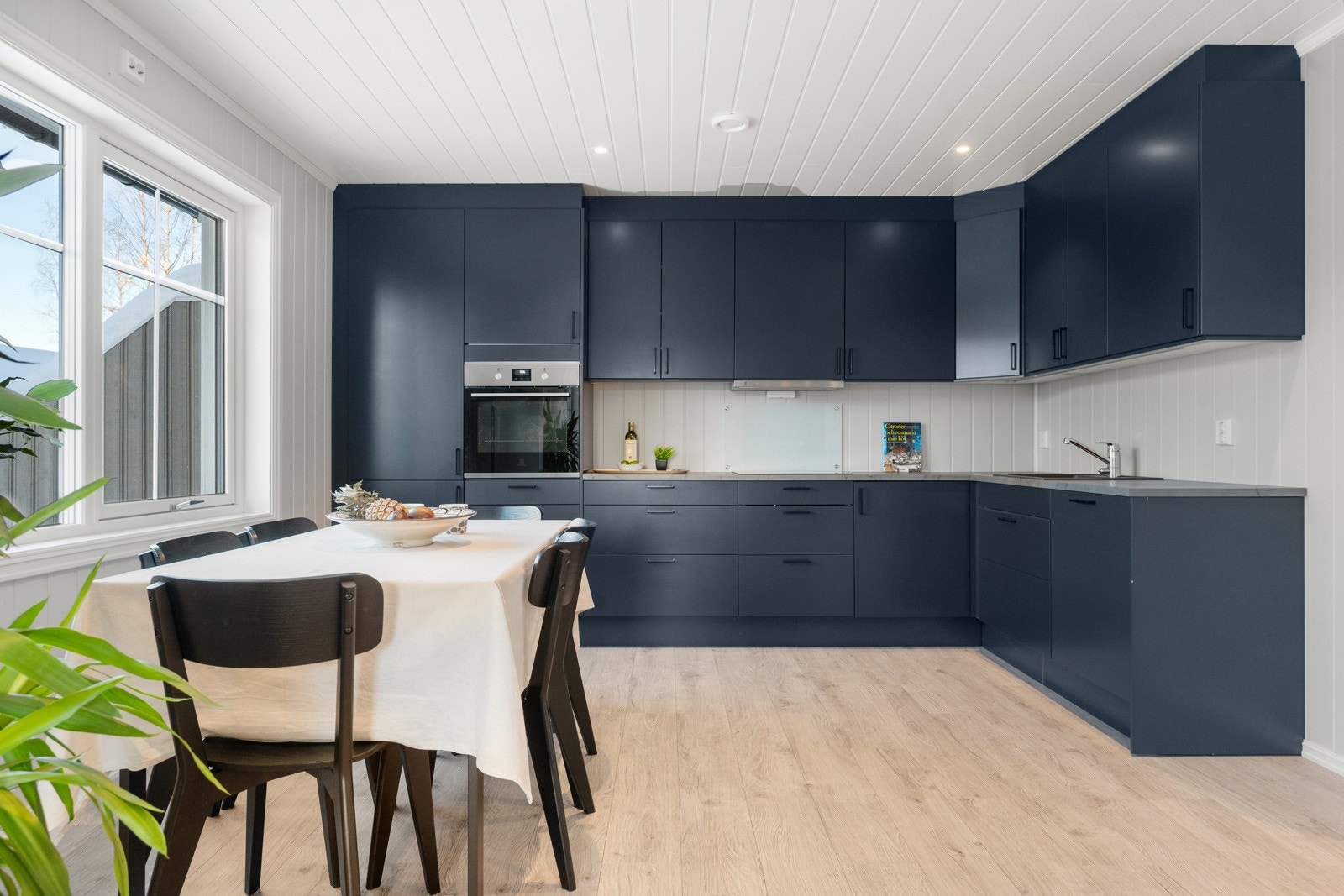 Kjøkkenet har rikelig med skap- og benkeplass og passer like godt til hverdagsbruk som til matlaging når du har gjester Galleribilde