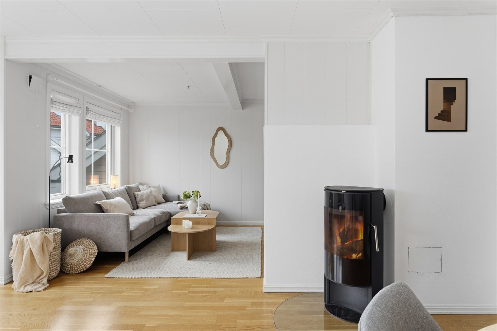 Stue med varmepumpe og peisovn. Leiligheten disponerer garasjeplass. Galleribilde