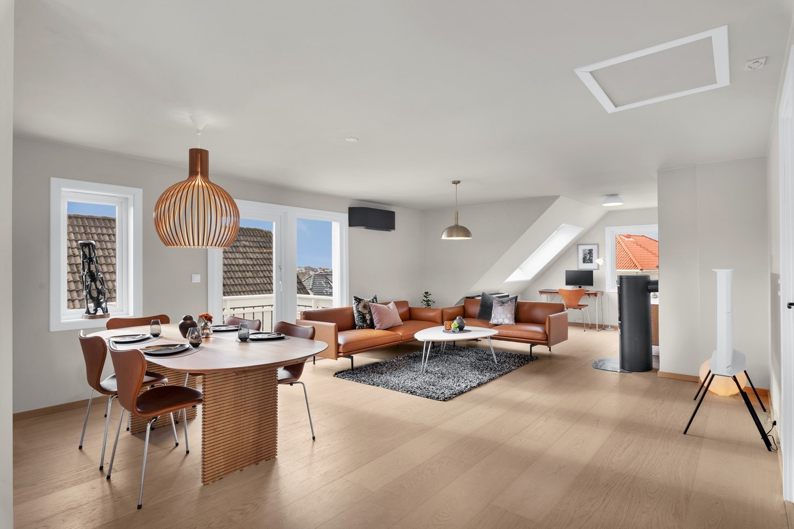 I forbindelse med oppussingen ble planløsningen endret og leiligheten oppleves som åpen med fine lysforhold Galleribilde