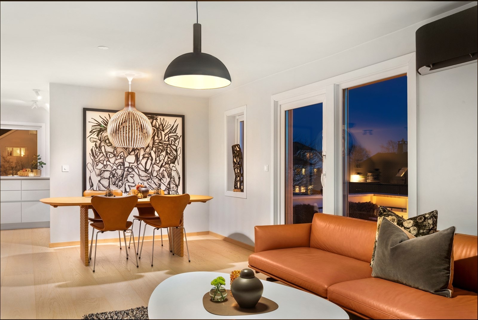 Fra stuen er det utgang til en solrik balkong med gode solforhold og meget flott utsikt Galleribilde