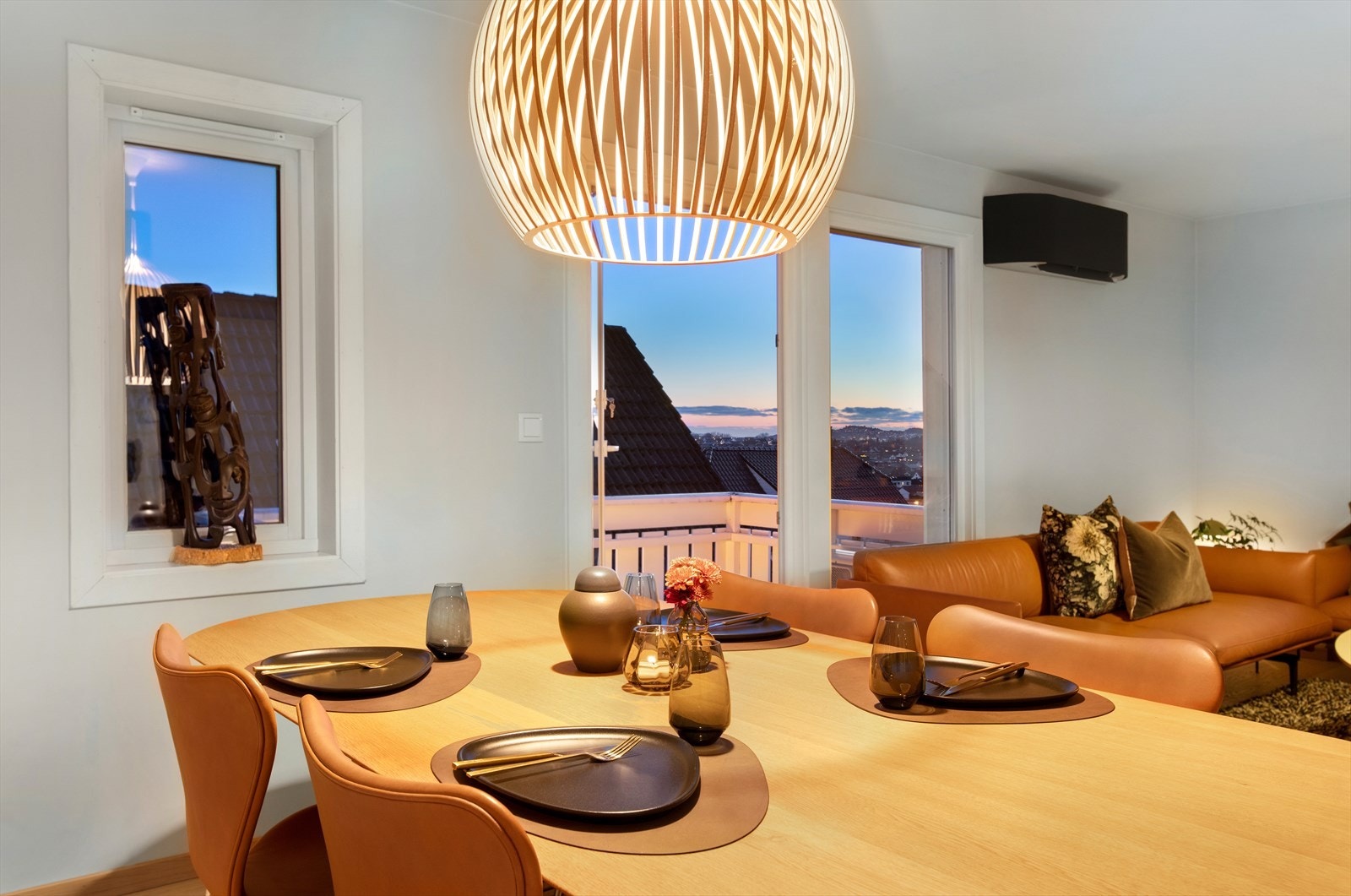 Leiligheten ble omfattende pusset opp i 2022 og fremstår som en meget lekker leilighet med særpreg. Gå på virtuell visning ved å trykke på 360 graders symbolet! Galleribilde