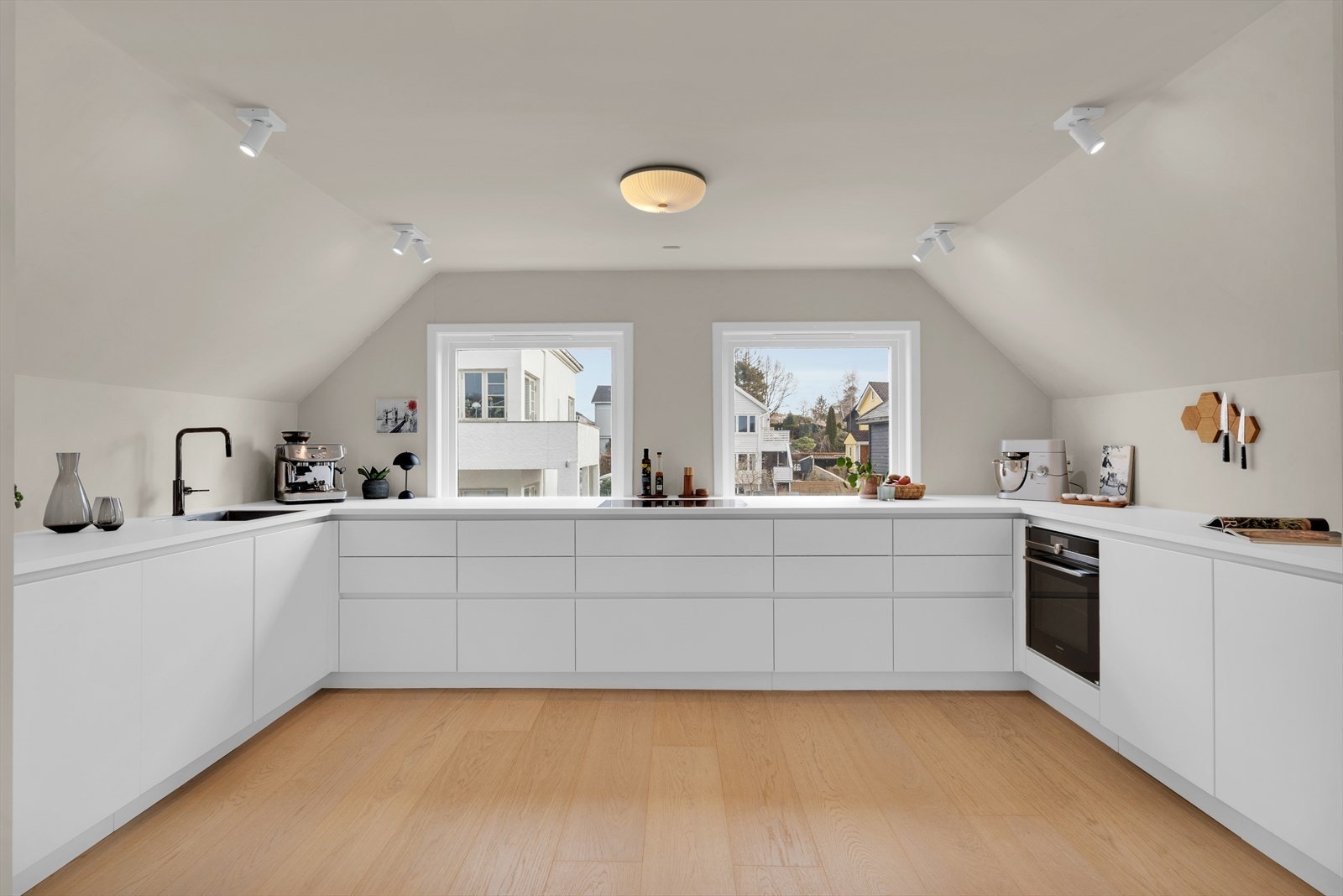 Kjøkkenet har god skap- og benkeplass og integrerte hvitevarer fra Siemens Galleribilde