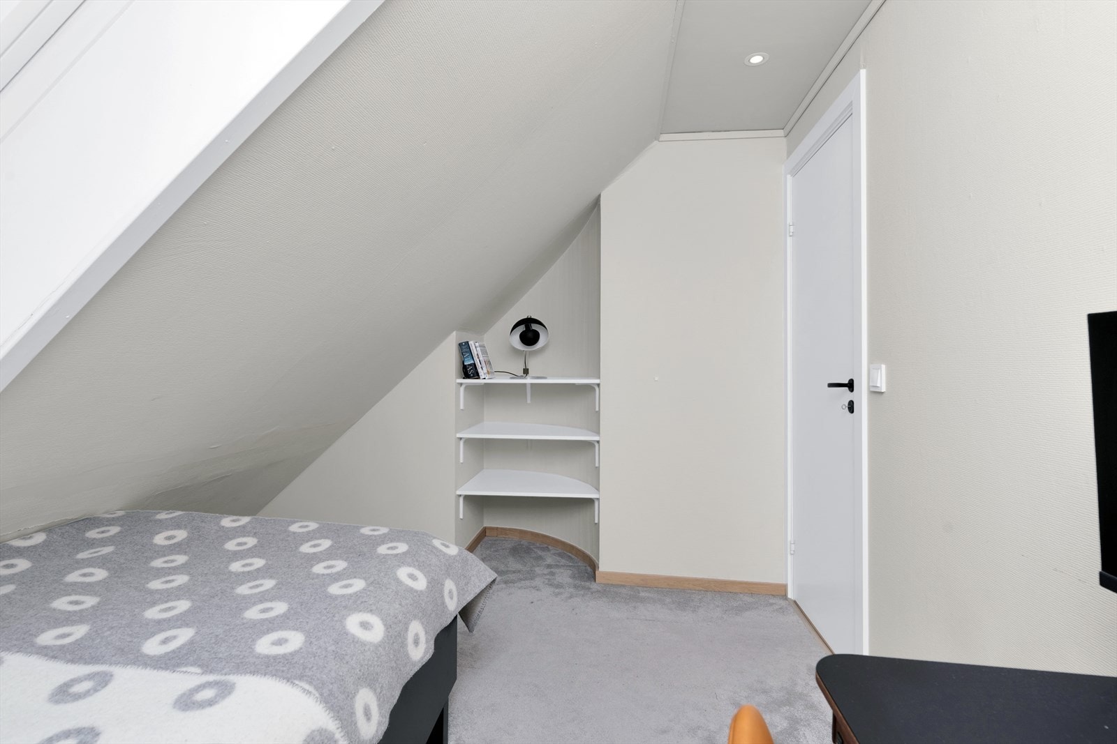 Rom ved siden av stuen som benyttes som soverom Galleribilde