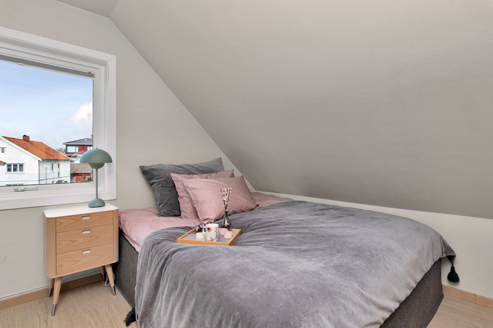 Soverom med plass til dobbeltseng og garderobe Galleribilde