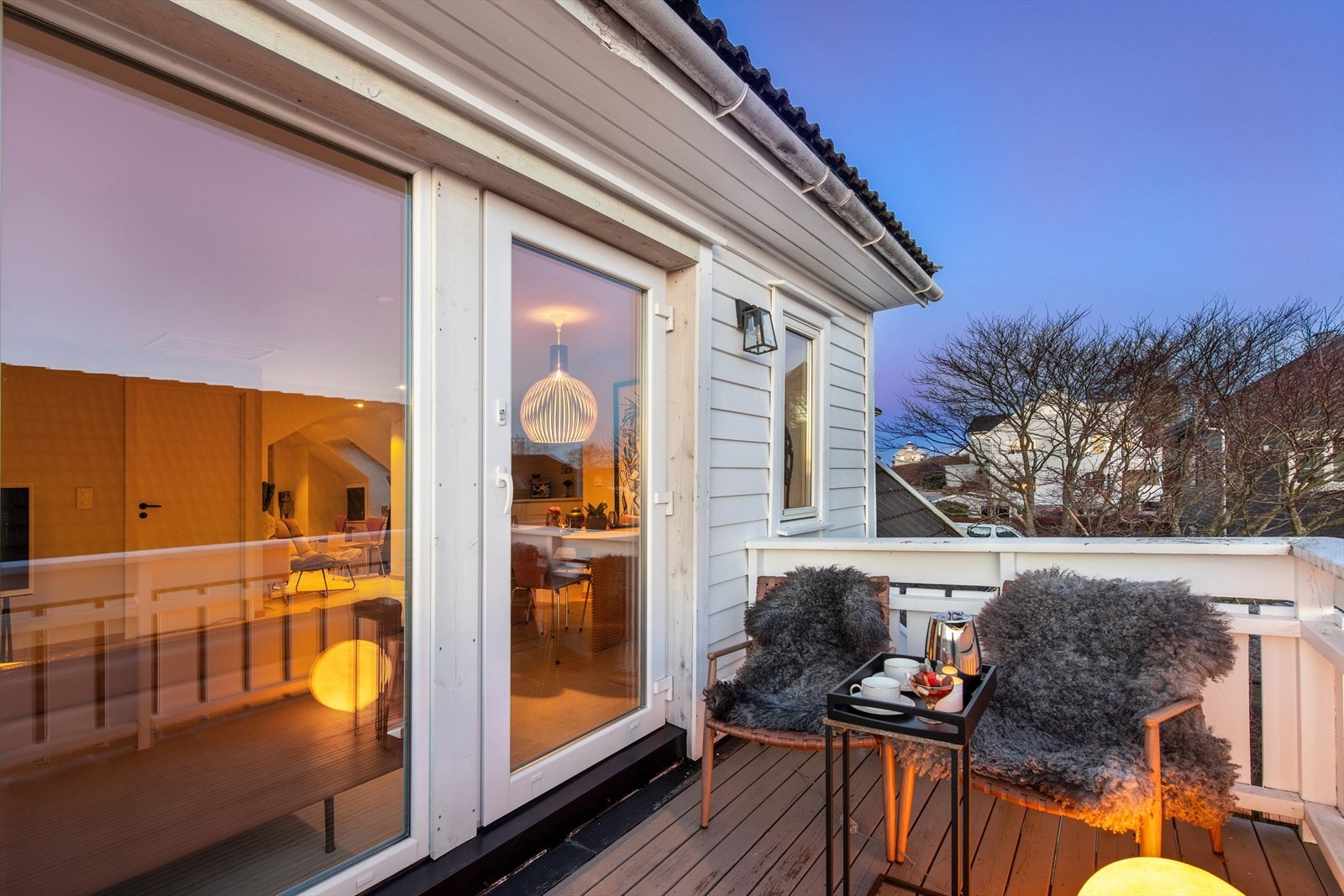 Leiligheten her egen privat balkong men disponerer også den flotte hagen sammen med eier av leiligheten under Galleribilde