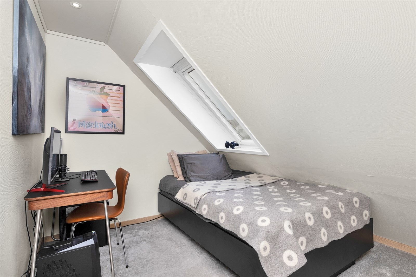 Rom ved siden av stuen som benyttes som soverom. Rommet er i underkant av krav til areal for å kalles soverom. Galleribilde