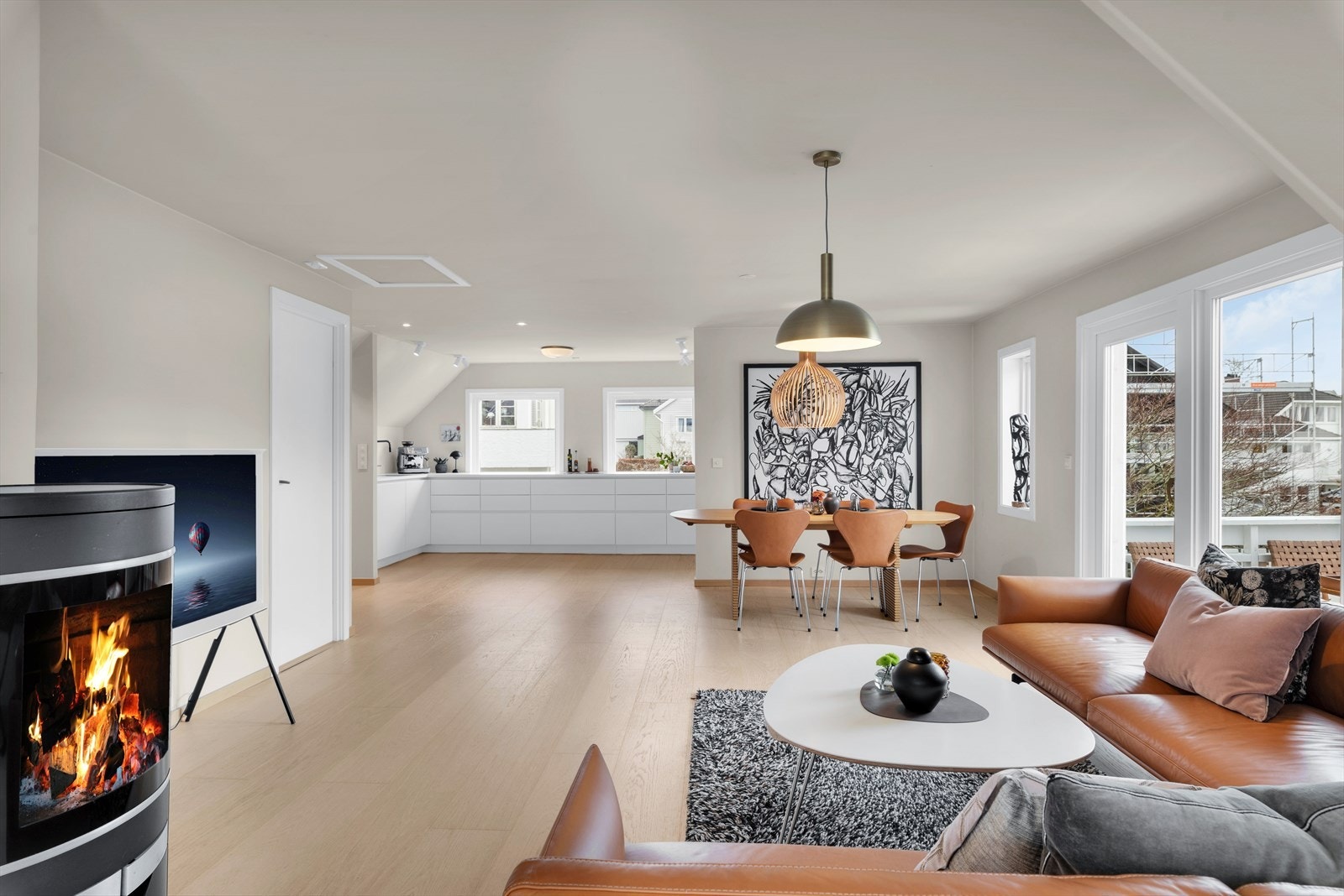 Kjøkkenet ligger fint tilbaketrukket fra stuen Galleribilde