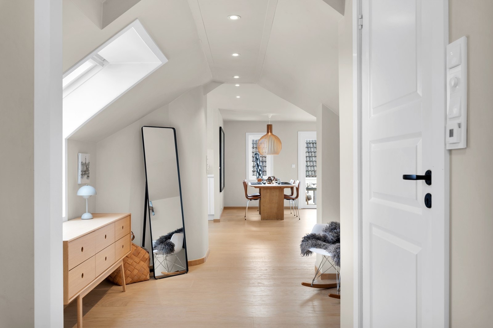 Stor gang med god oppbevaringsplass i knevegg Galleribilde