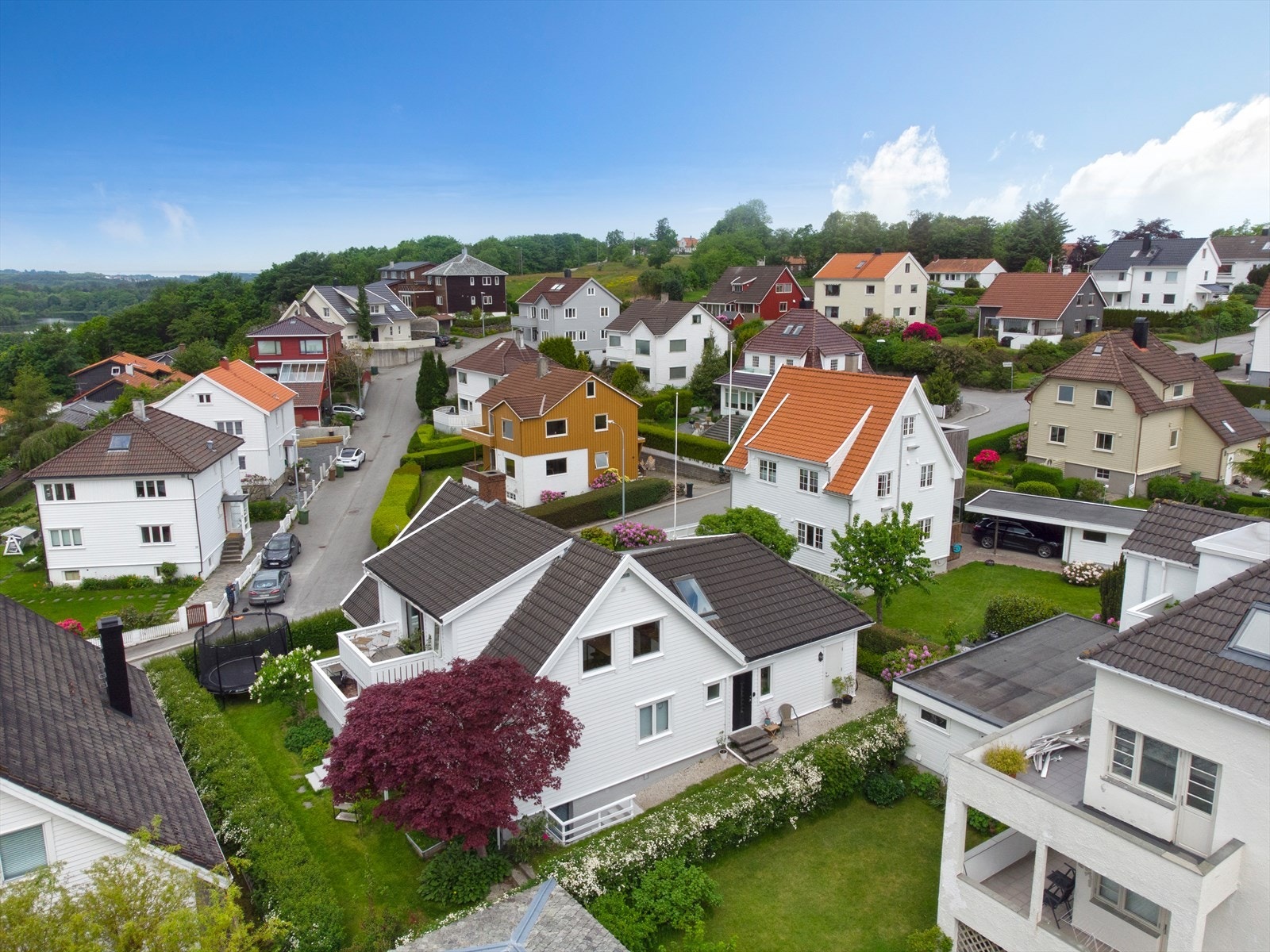 Sjarmerende bolig med en fin beliggenhet i et attraktivt område. Stor hage som deles med leiligheten under. Galleribilde
