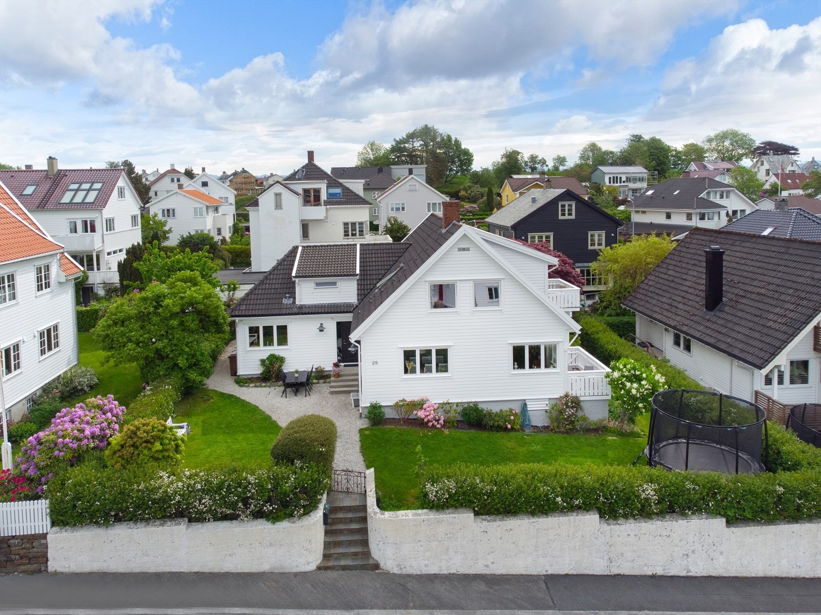 Byhaugveien 25 ligger fint til et et attraktivt og sentrumsnært område på Byhaugen Galleribilde