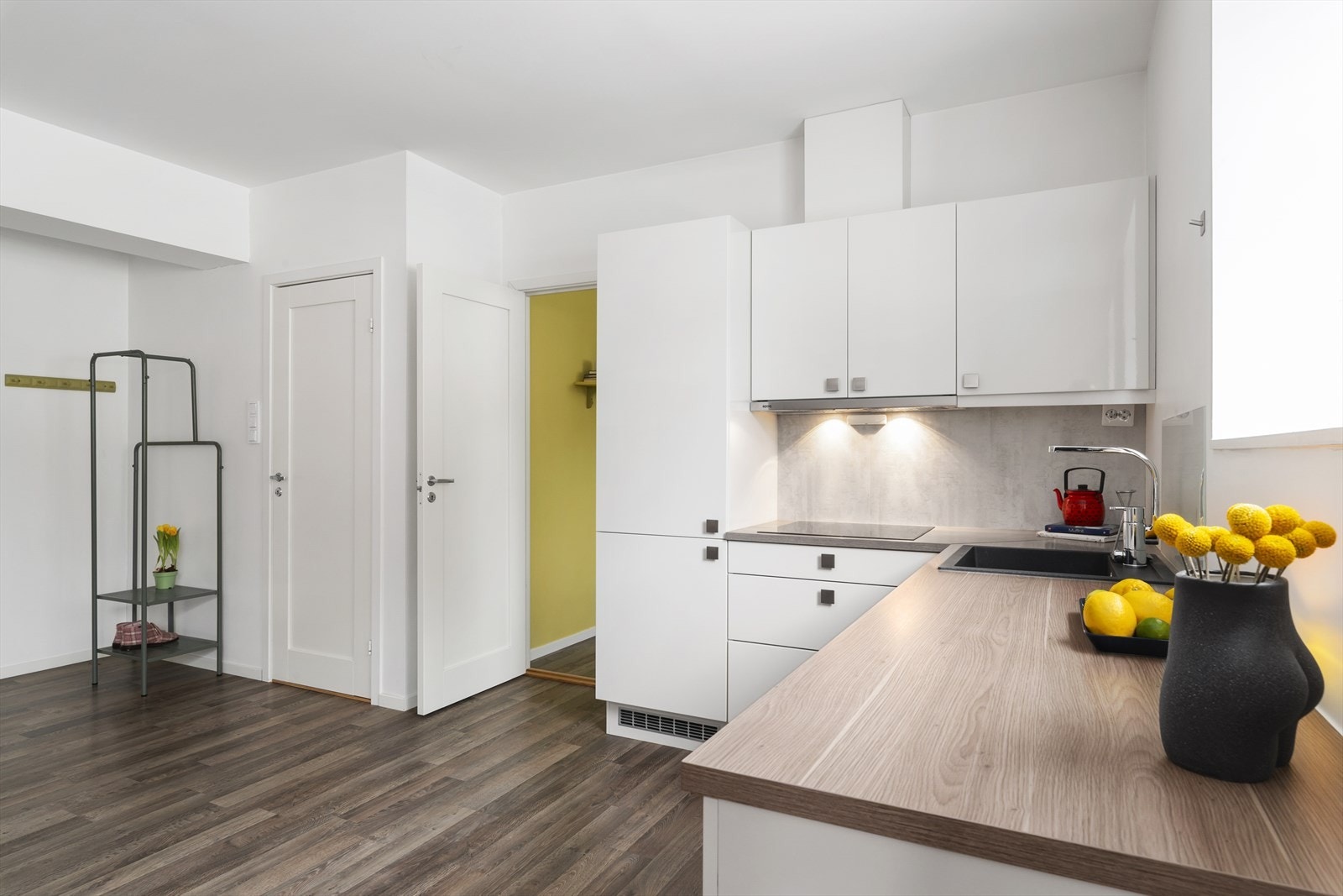 Leiligheten har laminatgulv, god takhøyde og listefri overgange mellom vegger og himling. Galleribilde