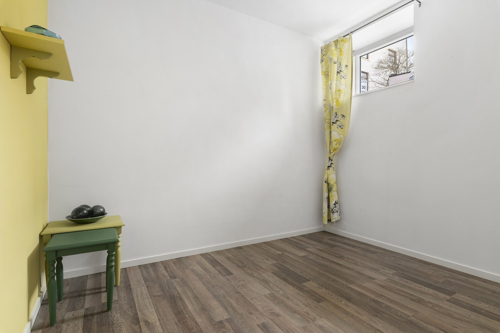 Også her er det laminatgulv og listefri overgang mellom vegg og himling. Galleribilde