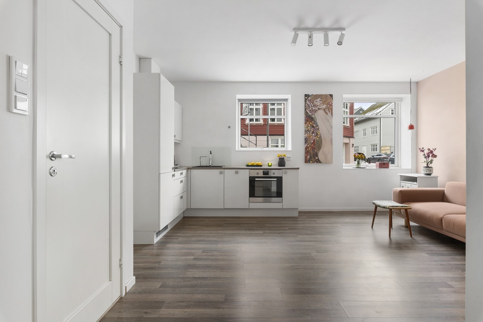 Leiligheten består av en romslig og åpen stue-/kjøkkenløsning, et soverom og et flislagt bad. Galleribilde