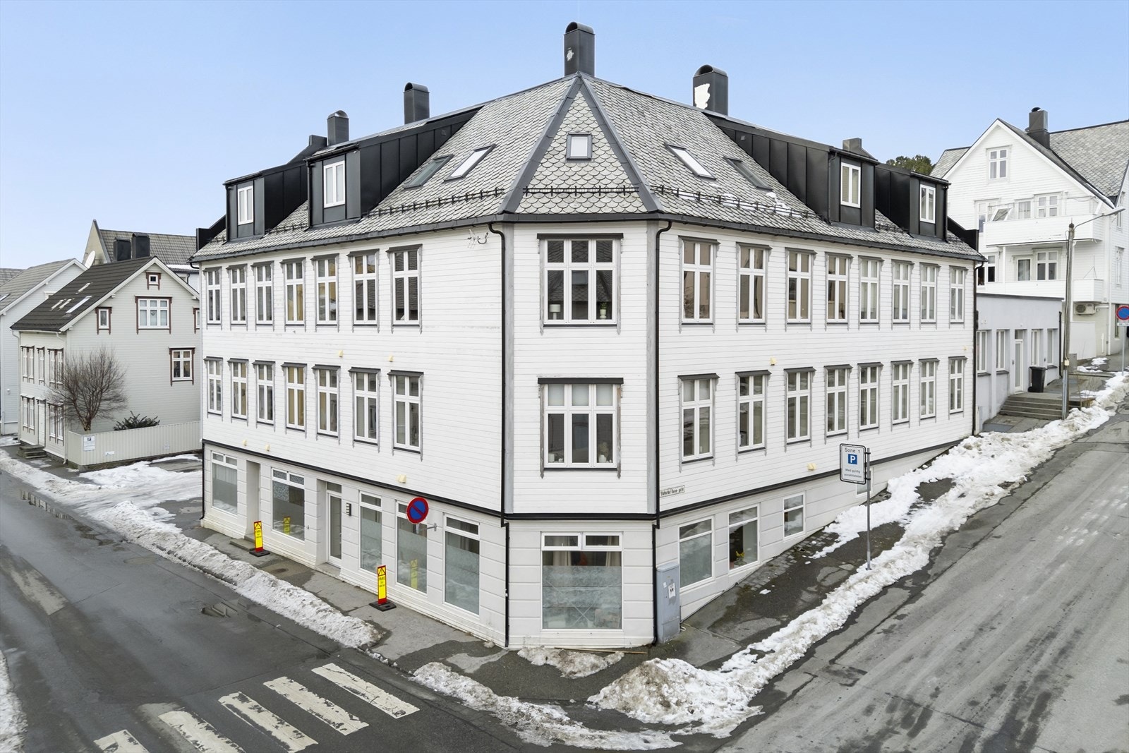 Leiligheten ligger i 1. etasje i denne flotte hjørnebygården på
Aspøya. Galleribilde