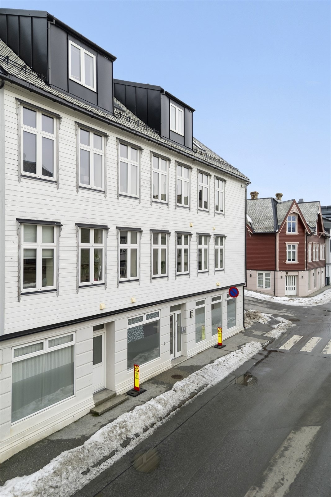 Fra eiendommen er det kort vei til bysentrum, dagligvarebutikker, busstopp og fine grøntområder. Galleribilde