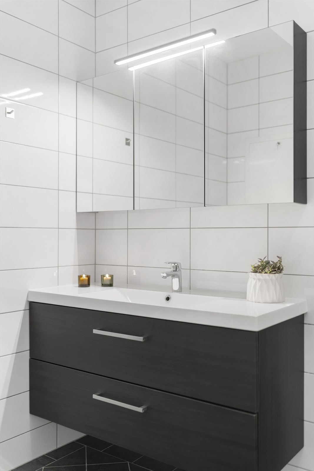 Baderomsinnredningen har to skuffer, i tillegg er det gode oppbevaringsmuligheter i speil
skapet. Galleribilde