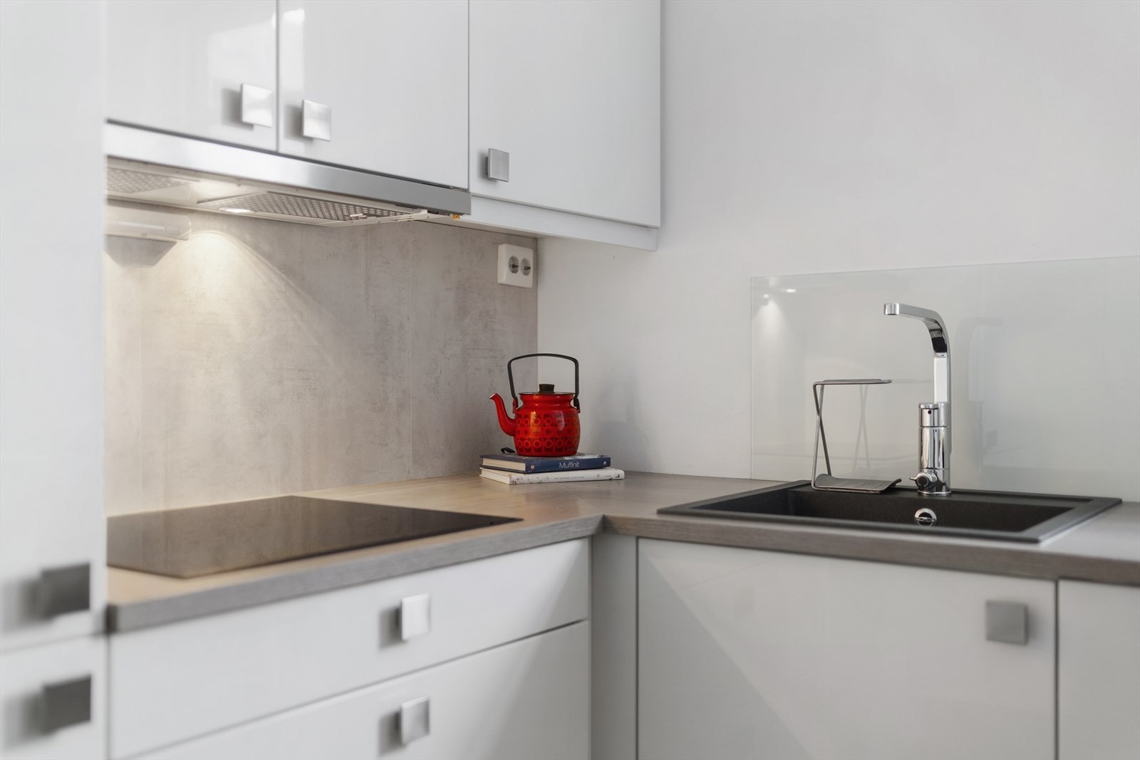 Kjøkkenet har sprutplate bak vasken, komfyrvakt og en fin
benkeplate av laminat. Galleribilde