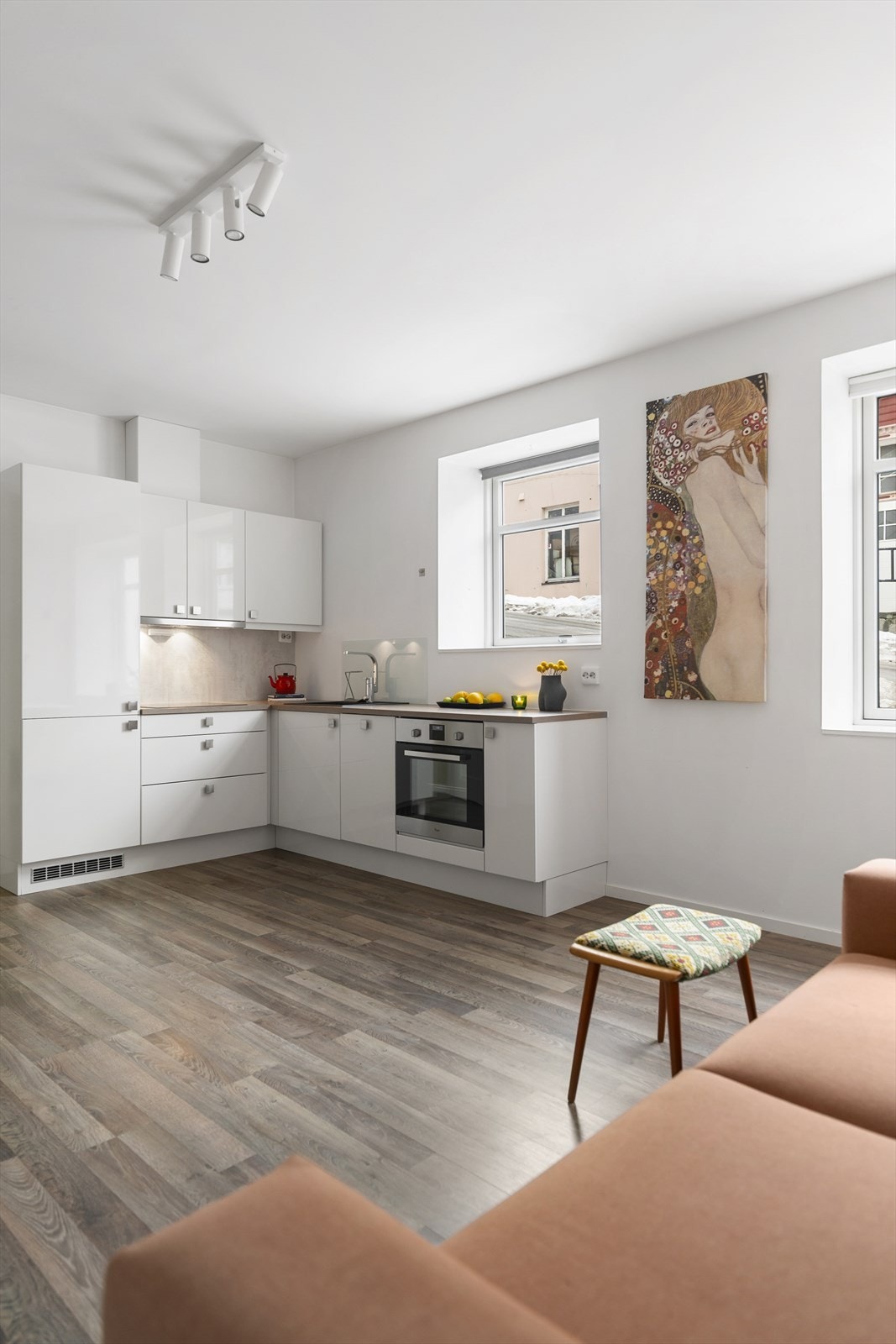 Stuen
har to store vinduer inn til stuen som gir rikelig med naturlig lysinnslipp. Galleribilde