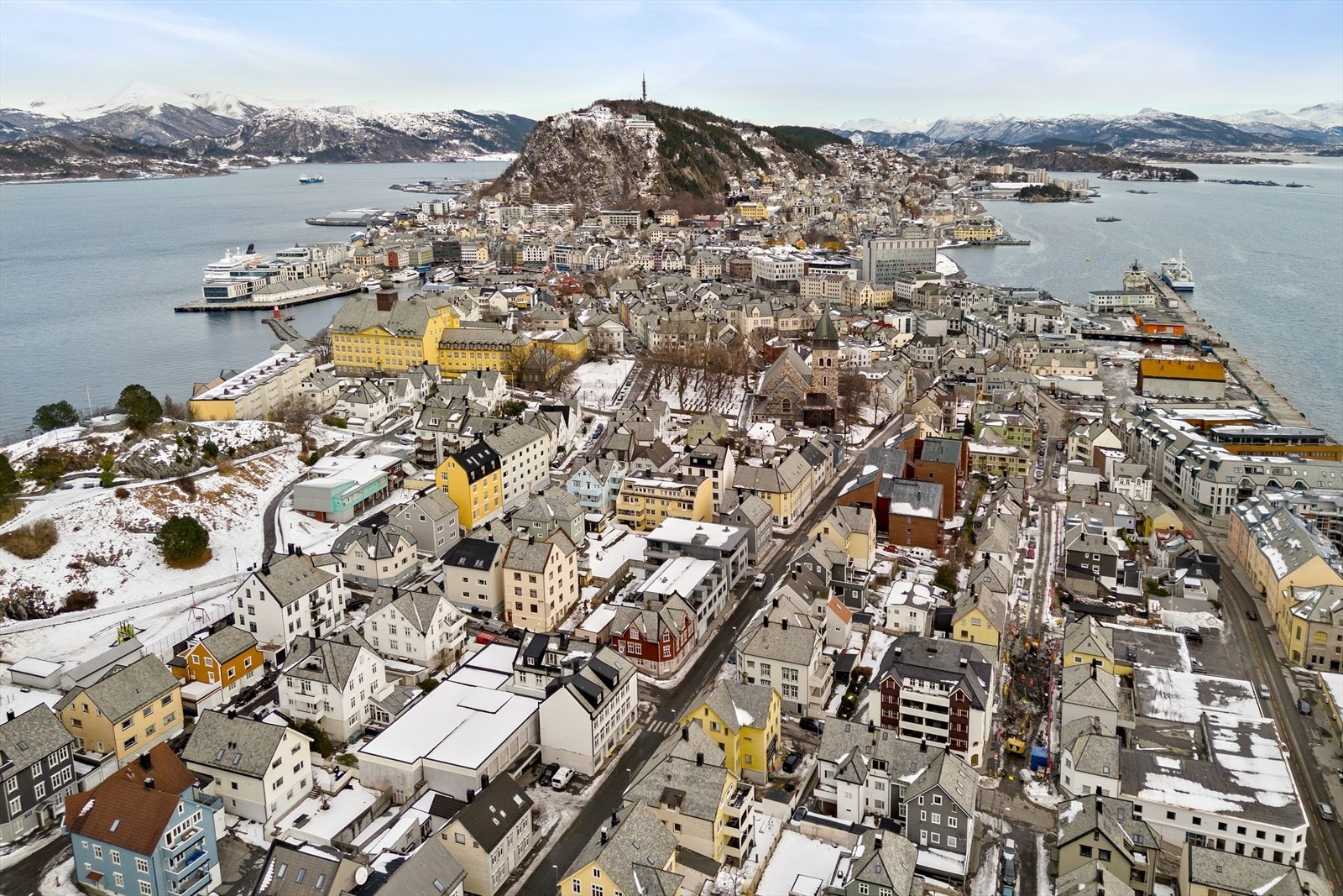 Ellers har du nærhet til skoler, arbeidsplasser - og kollektivtransporten finnes lett tilgjengelig i Kirkegata. Galleribilde