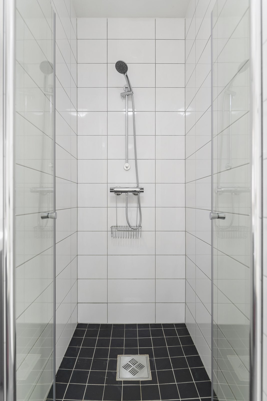 Her er det en flott dusnisje med innfellbare vegger av glass. Galleribilde