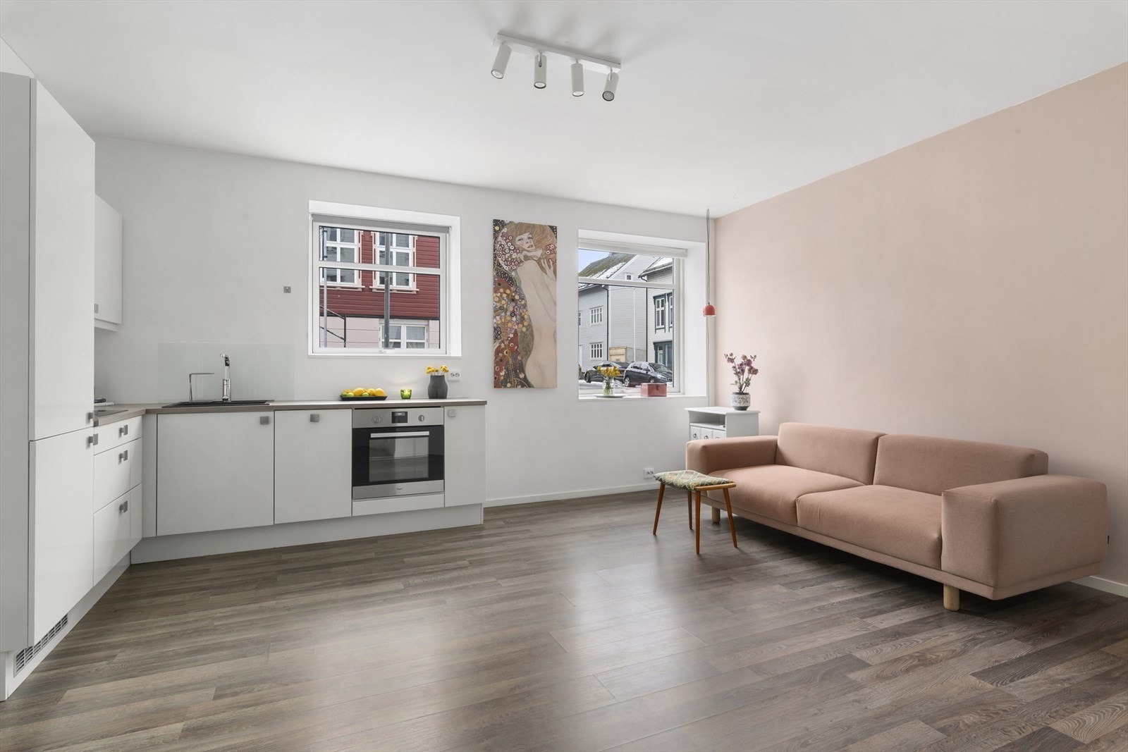 Her er det god plass til både sofaseksjon og spisebord. Galleribilde