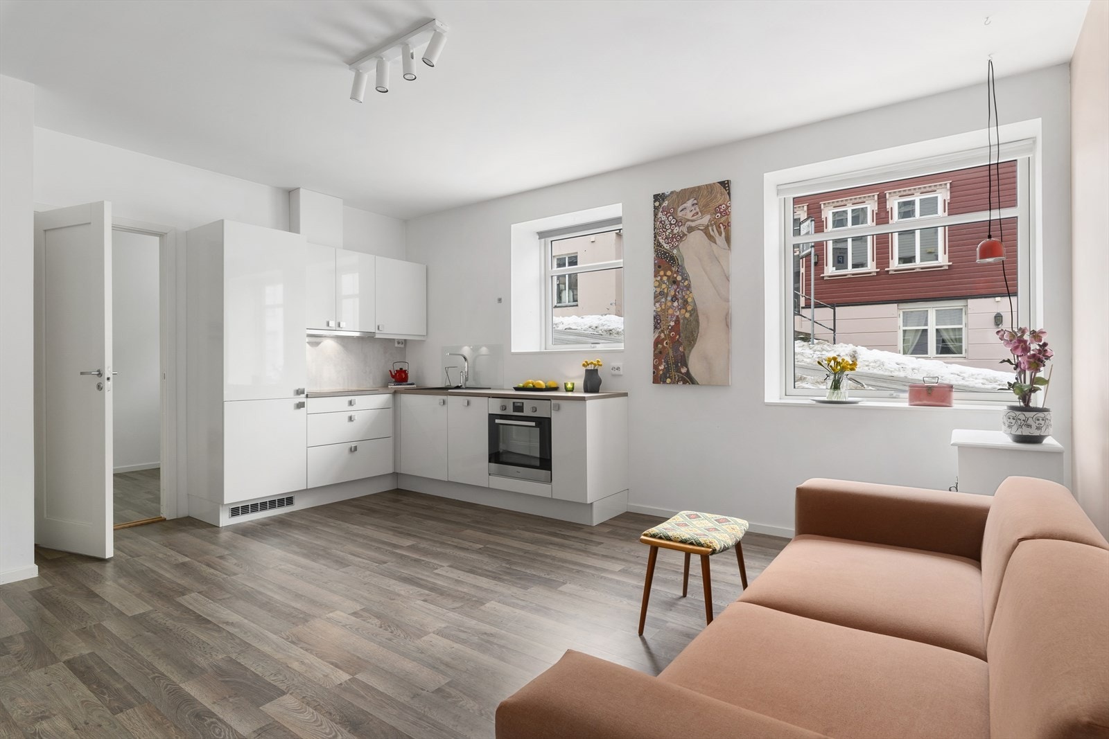 Kjøkkenet har alt du trenger - kjøl-/fryseskap, komfyr, oppvaskmaskin og platetopp. Galleribilde