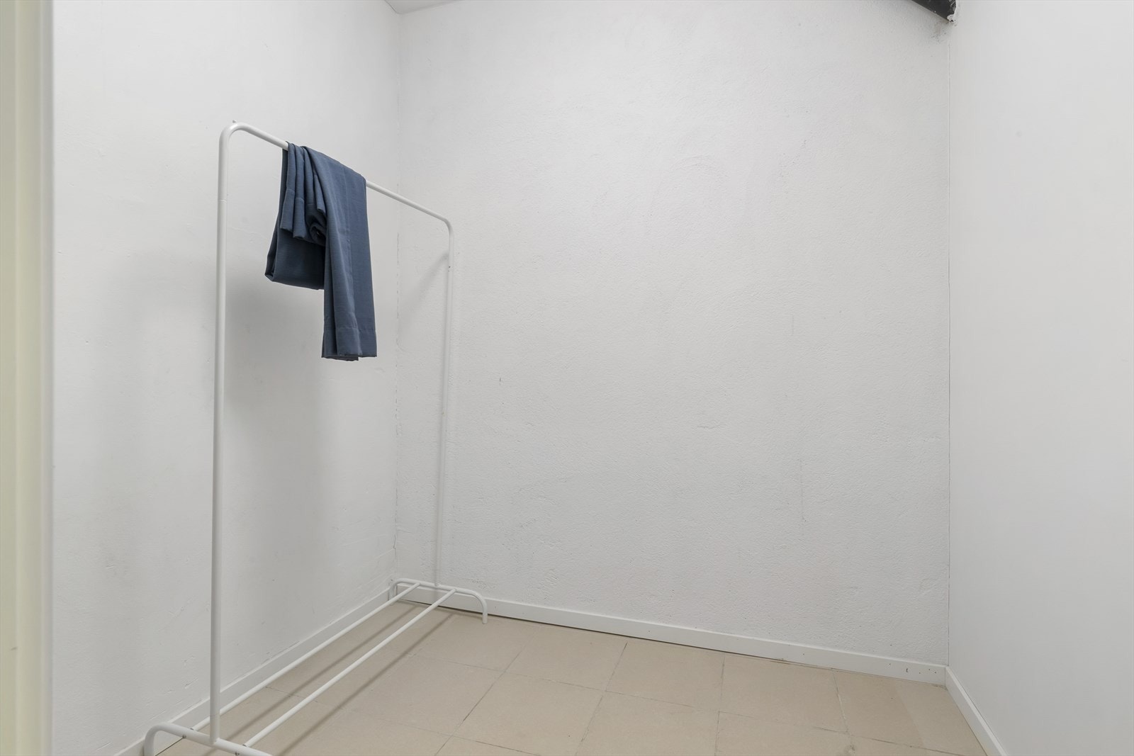 Denne boden tilhører leiligheten, og har adkomst fra fellesareal i samme etasje. Galleribilde