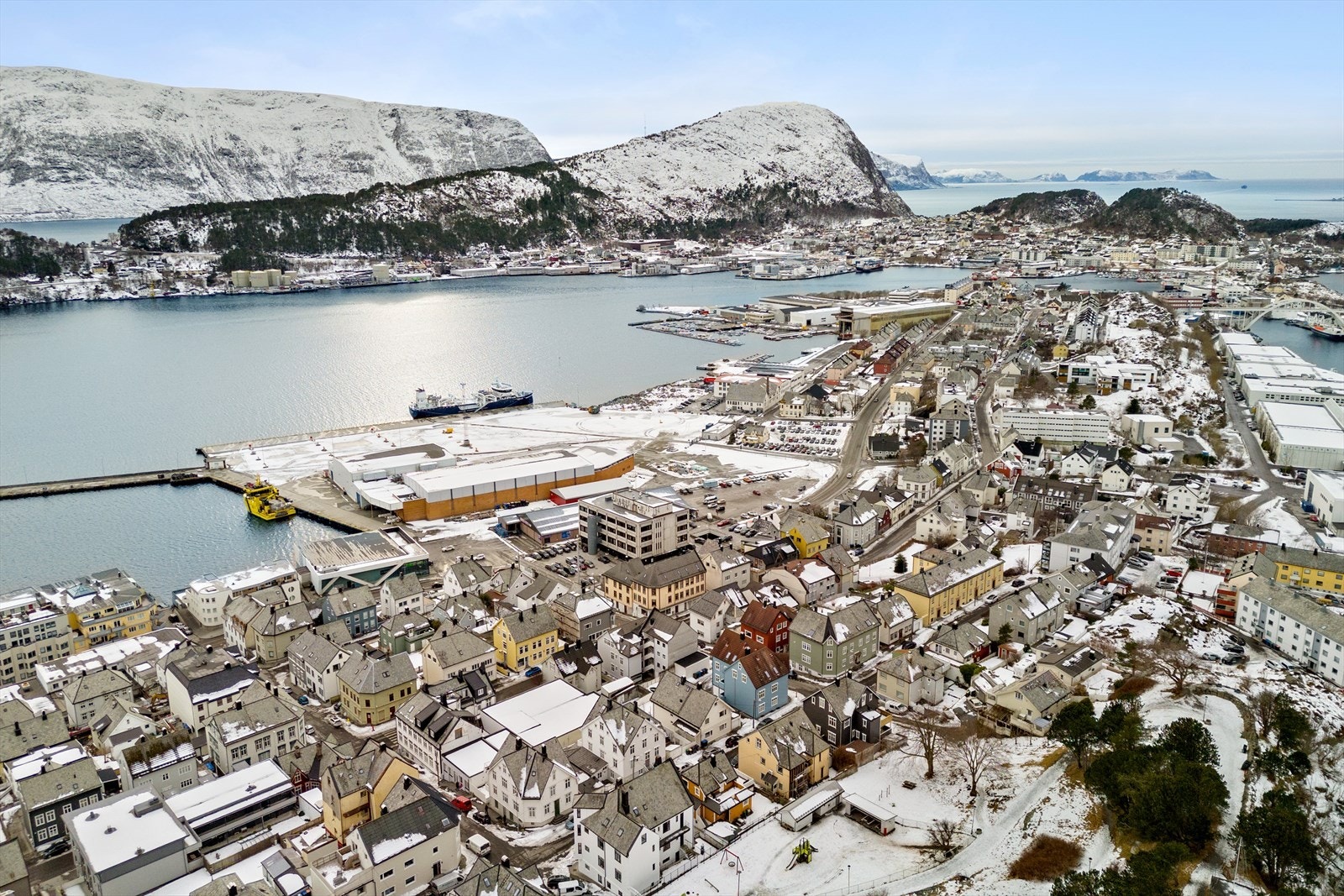 Fra eiendommen er det bare sju minutter til fots til sentrum og bare tre minutter til dagligvarebutikker i Nedre Strandgate. Galleribilde