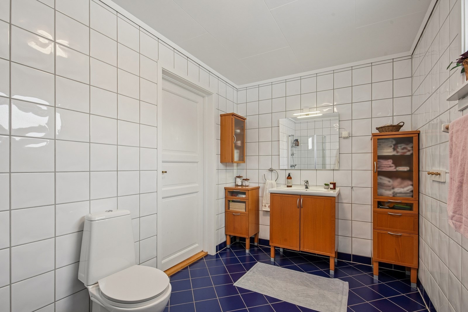 Badet i andre etasje er helfliset og har varme i gulvet for økt komfort. Galleribilde