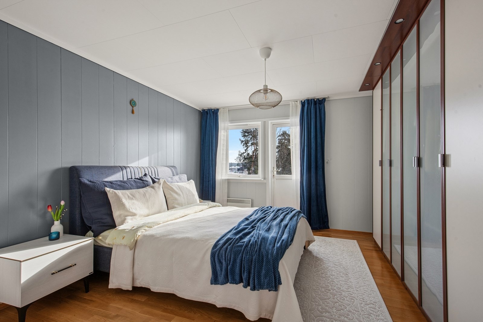 Hovedsoverommet er romslig og utstyrt med en stor garderobeløsning. Utgang til en egen balkong på ca. 3 m². Galleribilde