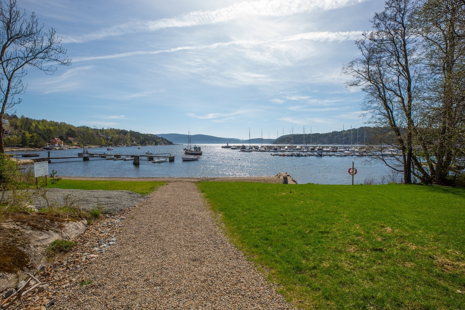 Kort vei til flott badestrand med båthavn Galleribilde