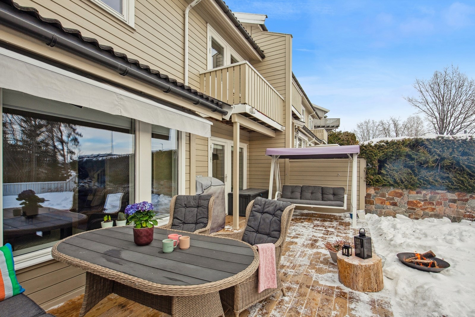 Utenfor stuen har du denne solrike terrassen på ca. 23 kvm. Galleribilde